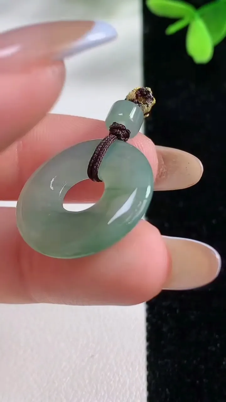 天然A货翡翠平安环吊坠，尺寸22.2-3.6，重量:3.70g
11月4日