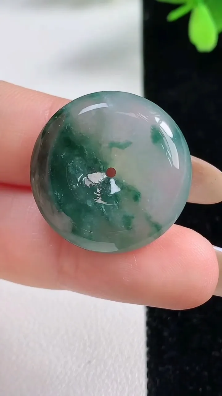 天然A货翡翠冰种飘花平安扣吊坠，尺寸24.3-5.8，重量:6.98g
11月4日