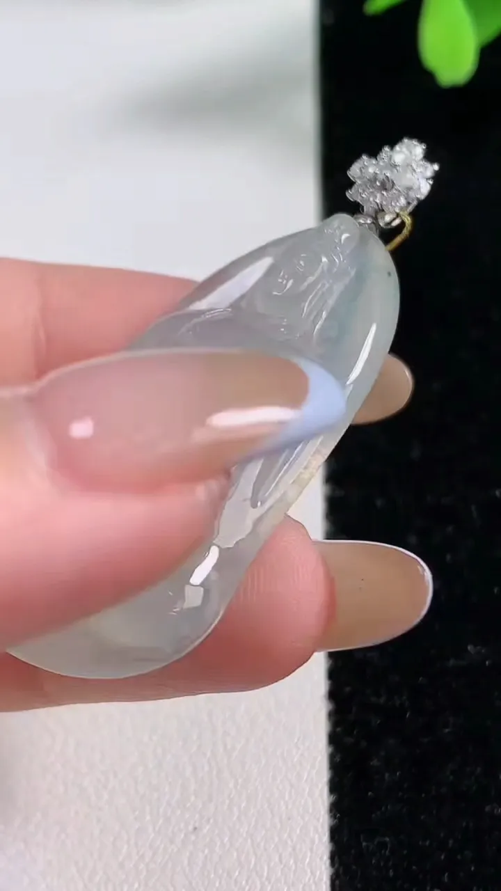 天然A货翡翠观音菩萨吊坠，尺寸41.7-22.3-5.9，重量:10.55g
11月4日