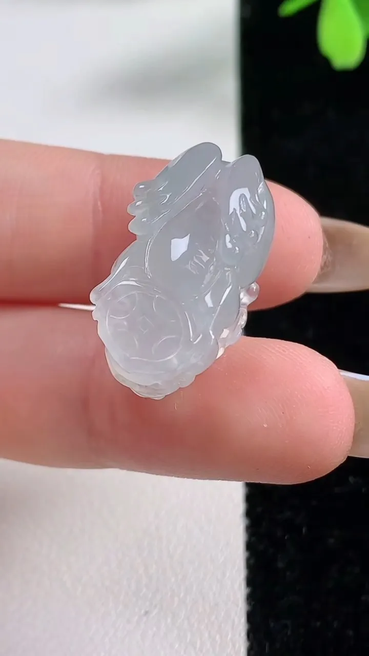 天然A货翡翠貔貅吊坠，尺寸23-12.3-10.8，重量:6.64g
11月4日