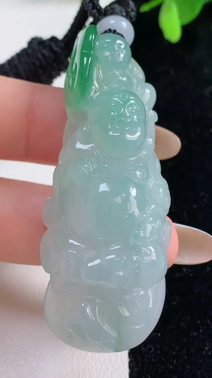 天然A货翡翠逍遥佛吊坠，尺寸58.8-23-11.7，重量:32.36g
11月4日