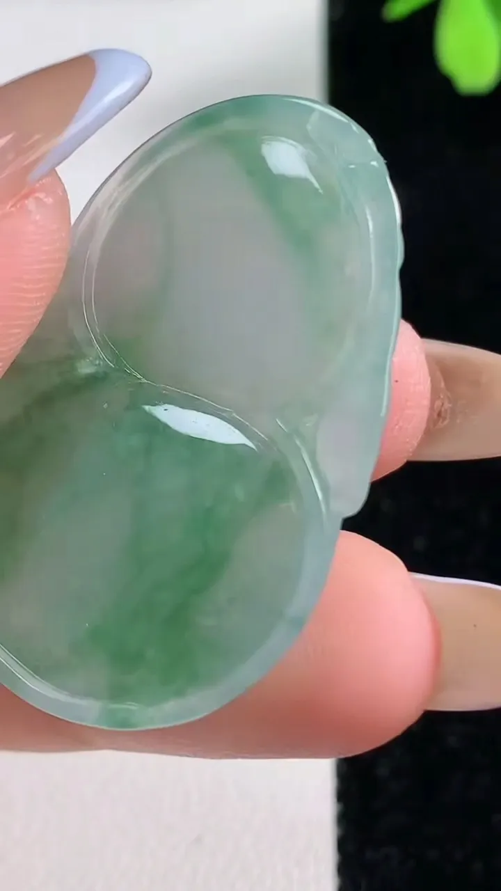 天然A货翡翠葫芦吊坠，尺寸38.2-23.8-6.4，重量:9.51g
11月4日