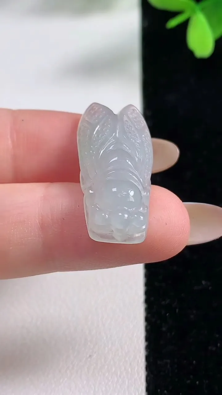 天然A货翡翠一鸣惊人吊坠，尺寸28.7-12.4-6.3，重量:4.30g
11月4日