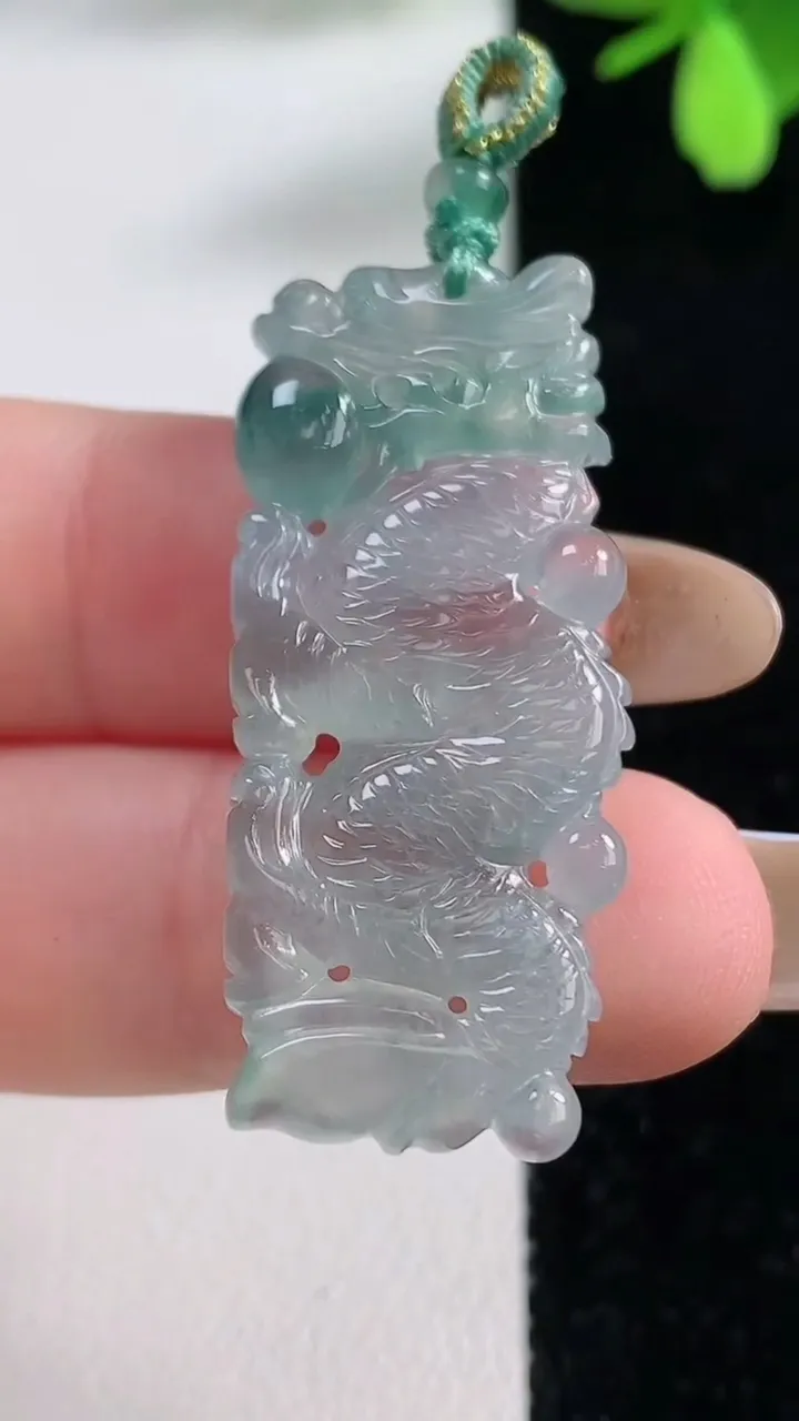 天然A货翡翠冰种飘花龙牌吊坠，尺寸37.7-14.8-4，重量:6.36g
11月4日