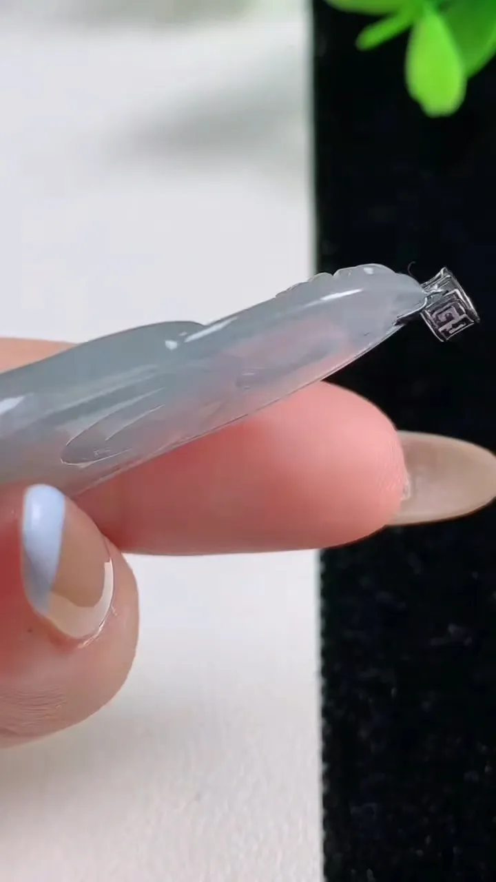 天然A货翡翠种白冰观音菩萨吊坠，尺寸45.6-27.3-4.6，重量:9.94g
11月4日