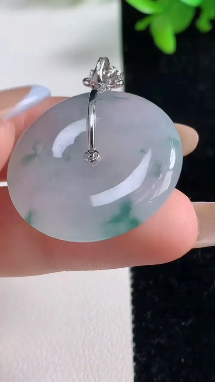 天然A货翡翠种飘花平安扣吊坠，尺寸29.2-5.4，重量:10.84g
11月4日