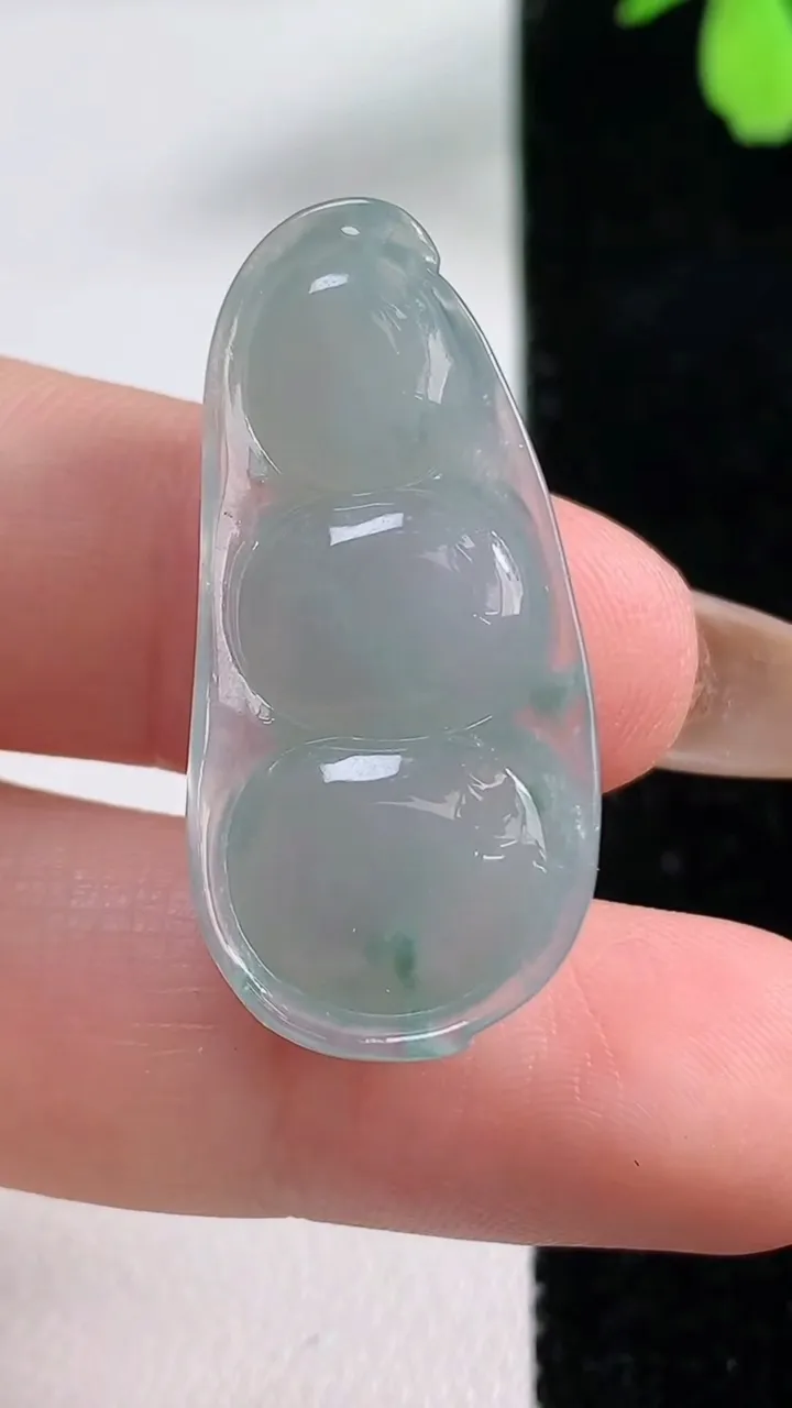 天然A货翡翠飘花福豆吊坠，尺寸33-15.6-6.2，重量:5.20g
11月4日