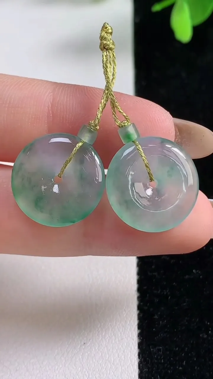 天然A货翡翠冰种飘花平安扣吊坠一对，尺寸17-3，重量:4.27g
11月4日