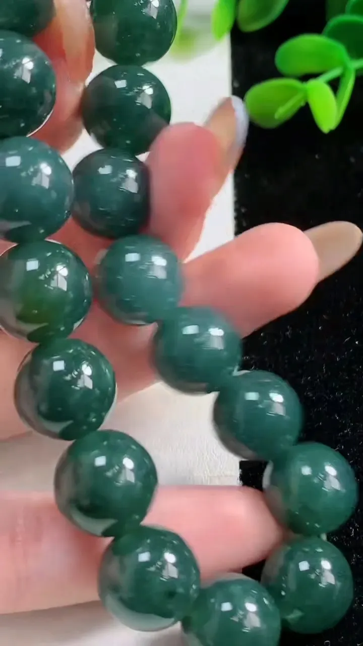 天然A货翡翠货蓝水圆珠手串，尺寸12.5，重:57.27g11月4日
工厂直销收藏佳品,种好水足，色泽均匀，有种有色，上手高大气！