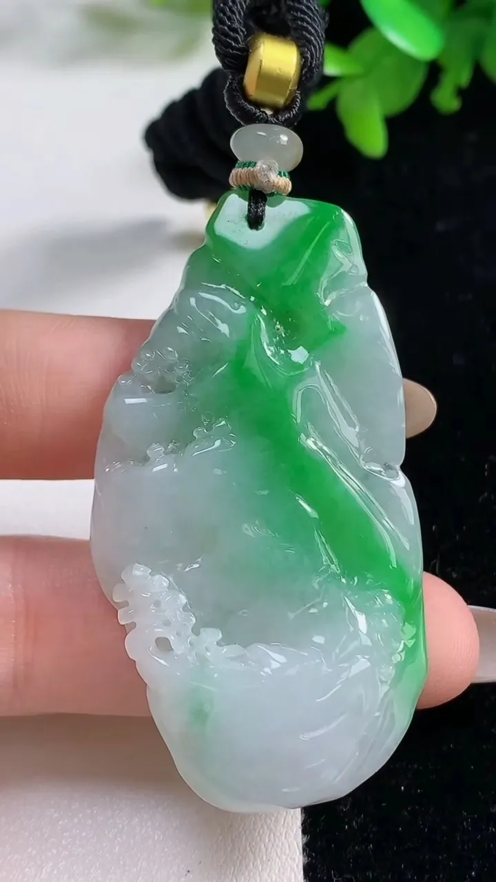 天然A货翡翠无相观音吊坠，尺寸54.6-27.4-5.9，重量:21.76g
11月4日