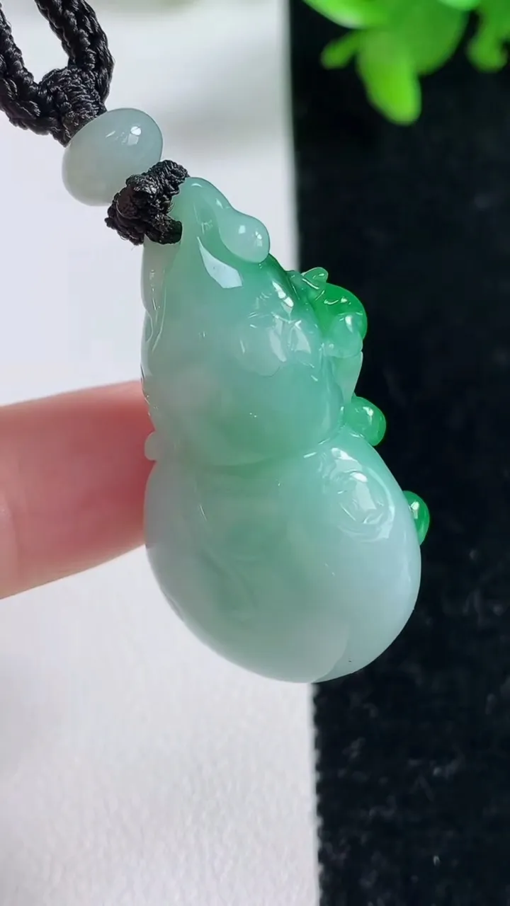 天然A货翡翠葫芦吊坠，尺寸35.3-20.3-12.3，重量:17.92g
11月4日