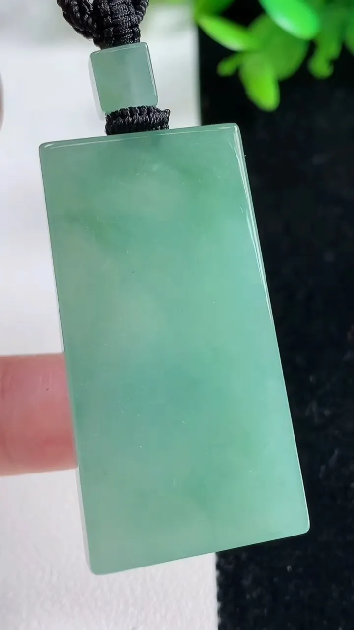 天然A货翡翠无事牌吊坠，尺寸43.3-22.7-5.5，重量:21.50g
11月4日