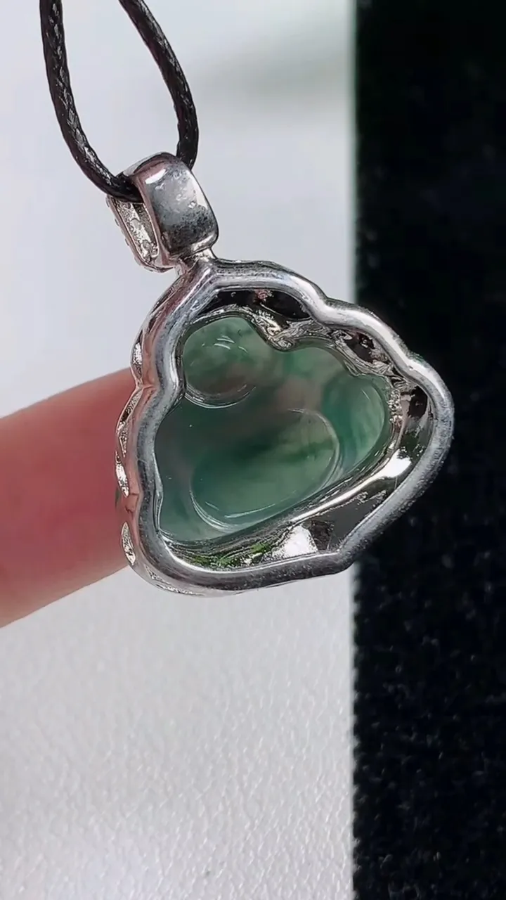 天然A货翡翠冰种蓝水佛公吊坠，尺寸28.7-23.5-9裸石15.6-20，重:6.02g
11月4日