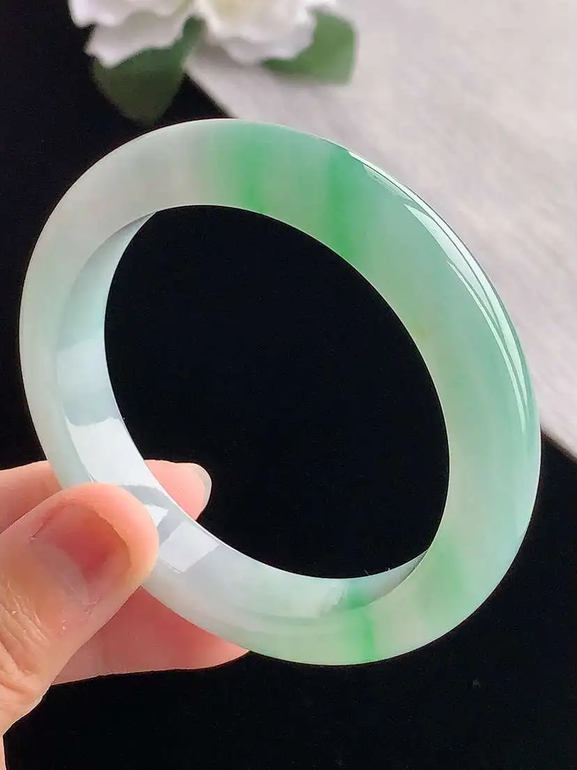 a货翡翠老坑冰种飘绿正装正圈手镯54-55圈口  尺寸54×11.3×8.5mm 重量53.70g 
