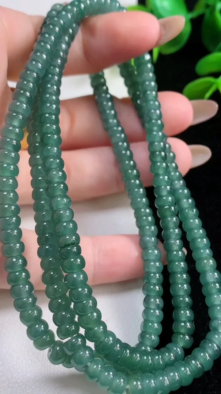 天然A货翡翠蓝水算盘珠项链231颗，尺寸5.3，重:44.33g
11月4日