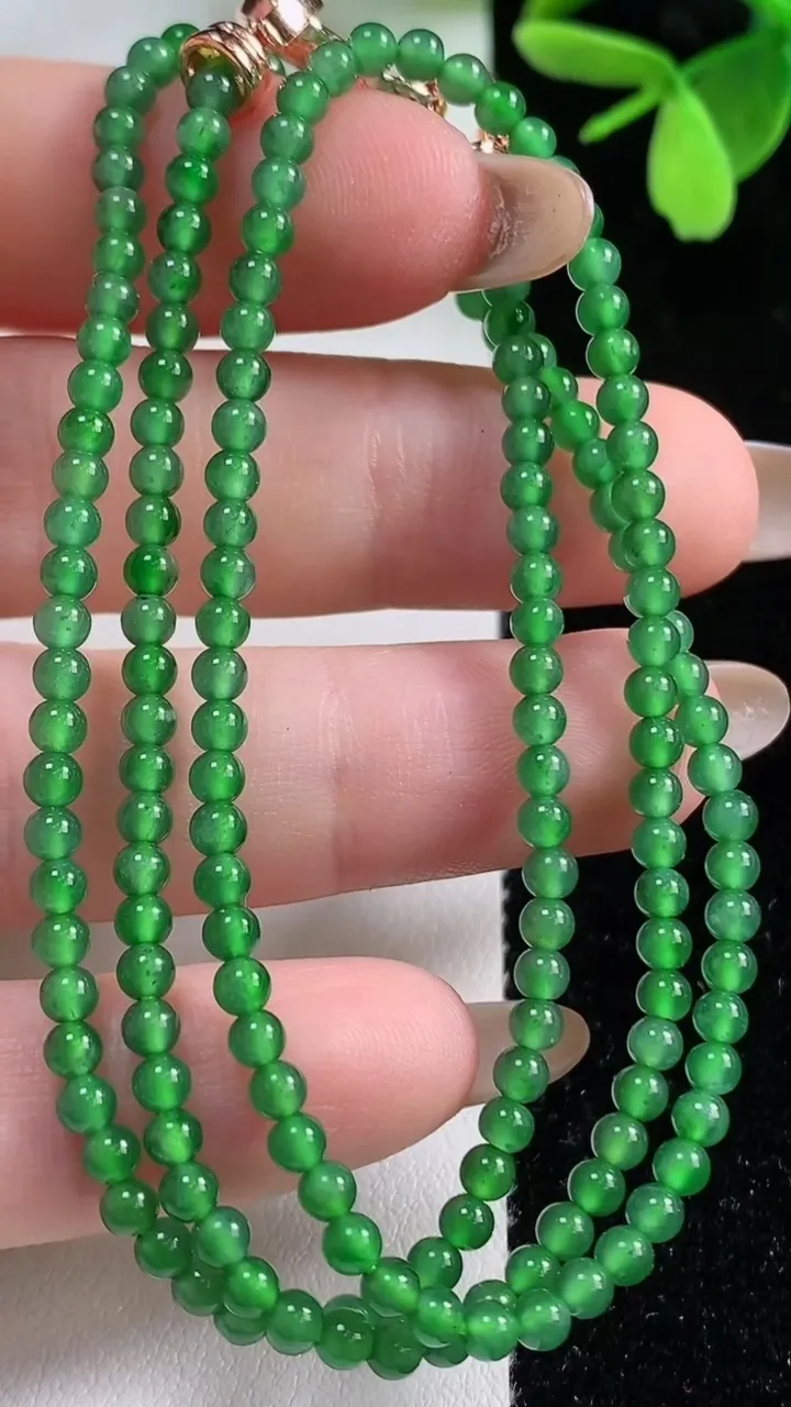 天然A货翡翠小米珠项链，尺寸2.9-176颗，重量:9.29g11月4日
工厂直销收藏佳品,种好水足，色泽均匀，有种有色，上手高大气！