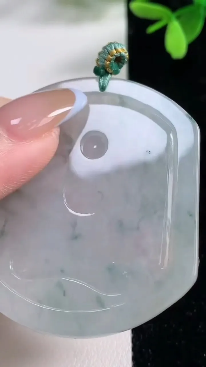 天然A货翡翠冰种飘花不动明王吊坠，尺寸52.7-46-4.4，重量:24.33g
11月4日