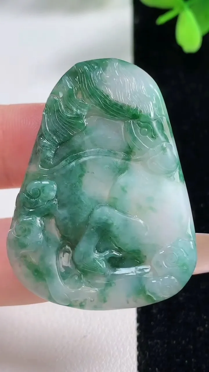 天然A货翡翠飘花生肖马吊坠，尺寸43.6-32.2-4.9，重量:12.01g
11月4日