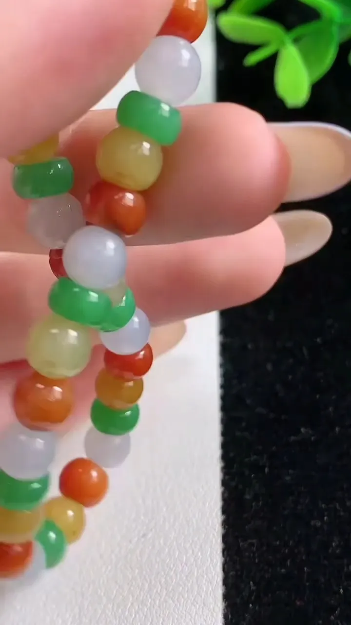 天然A货翡翠三彩算盘珠手串，尺寸6.3-5.6-32颗，重量:14.21g11月4日
工厂直销收藏佳品,种好水足，色泽均匀，有种有色，上手高大气！