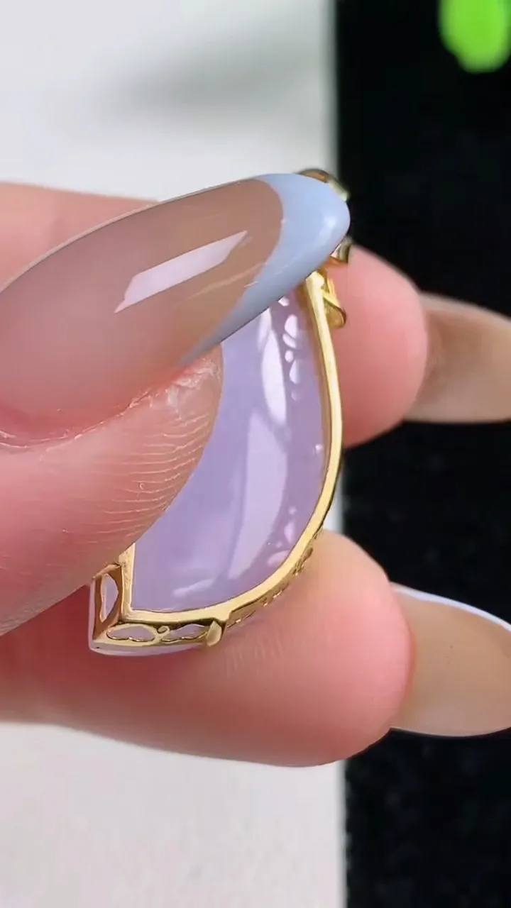 天然A货翡翠18K金紫罗兰随形吊坠，尺寸26.3-12.6-9.5，重量:4.75g
11月4日