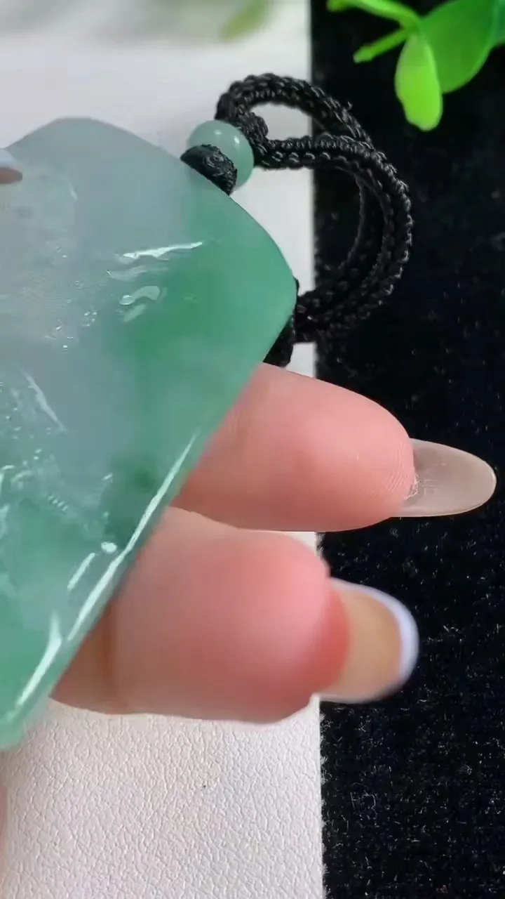 天然A货翡翠山水牌吊坠，尺寸62.3-38.7-6.1，重量:35.65g
11月4日