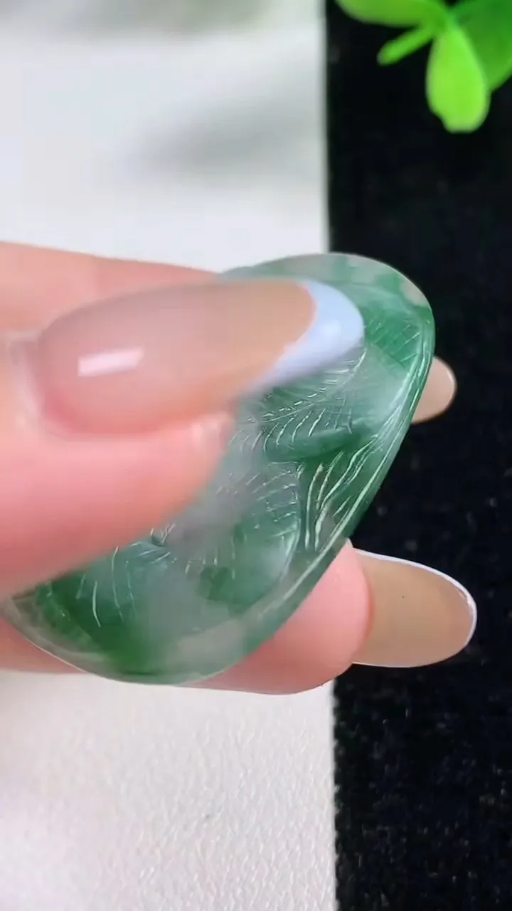 天然A货翡翠生肖蛇吊坠，尺寸39.3-29-4.4，重量:10.34g
11月4日