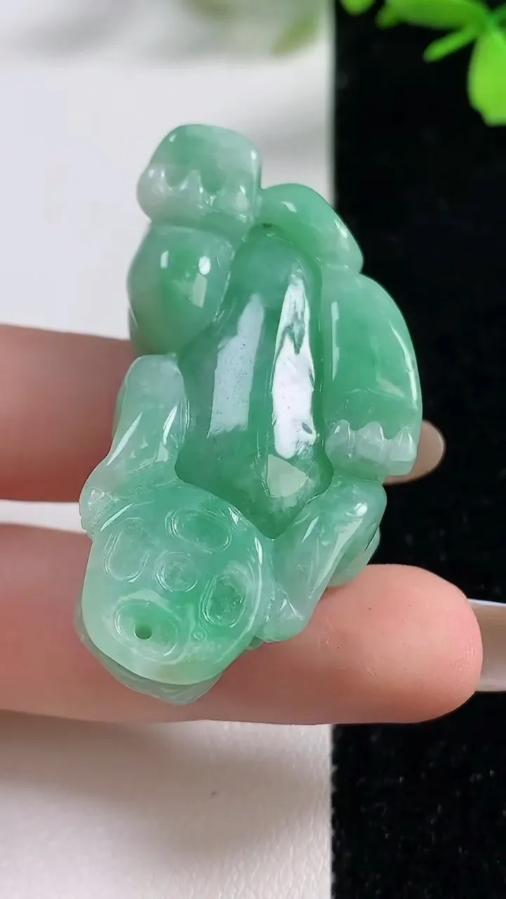 天然A货翡翠貔貅吊坠，尺寸46.4-24-12.8，重:31.09g
11月4日