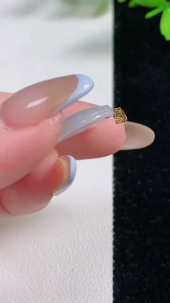 天然A货翡翠金枝玉叶  叶子吊坠，尺寸32-18-3.4，重:3.52g
11月4日