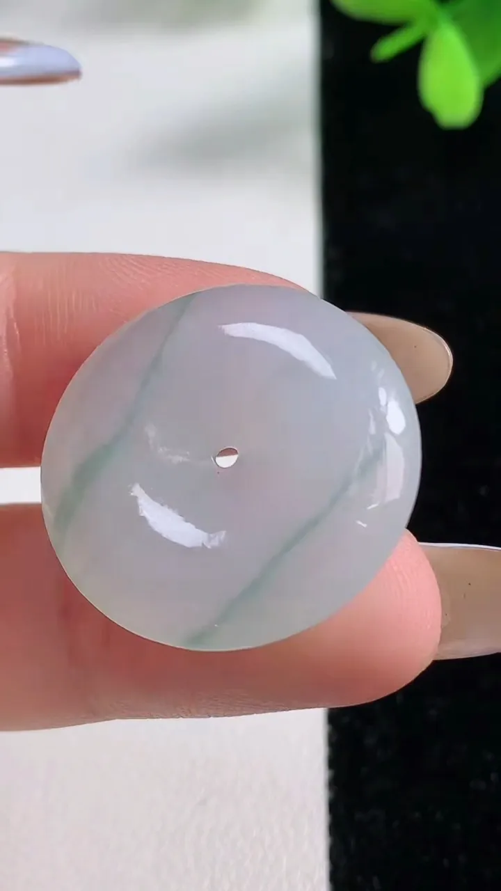 天然A货翡翠冰种飘花平安扣吊坠，尺寸25-6.4，重量:6.94g
11月4日