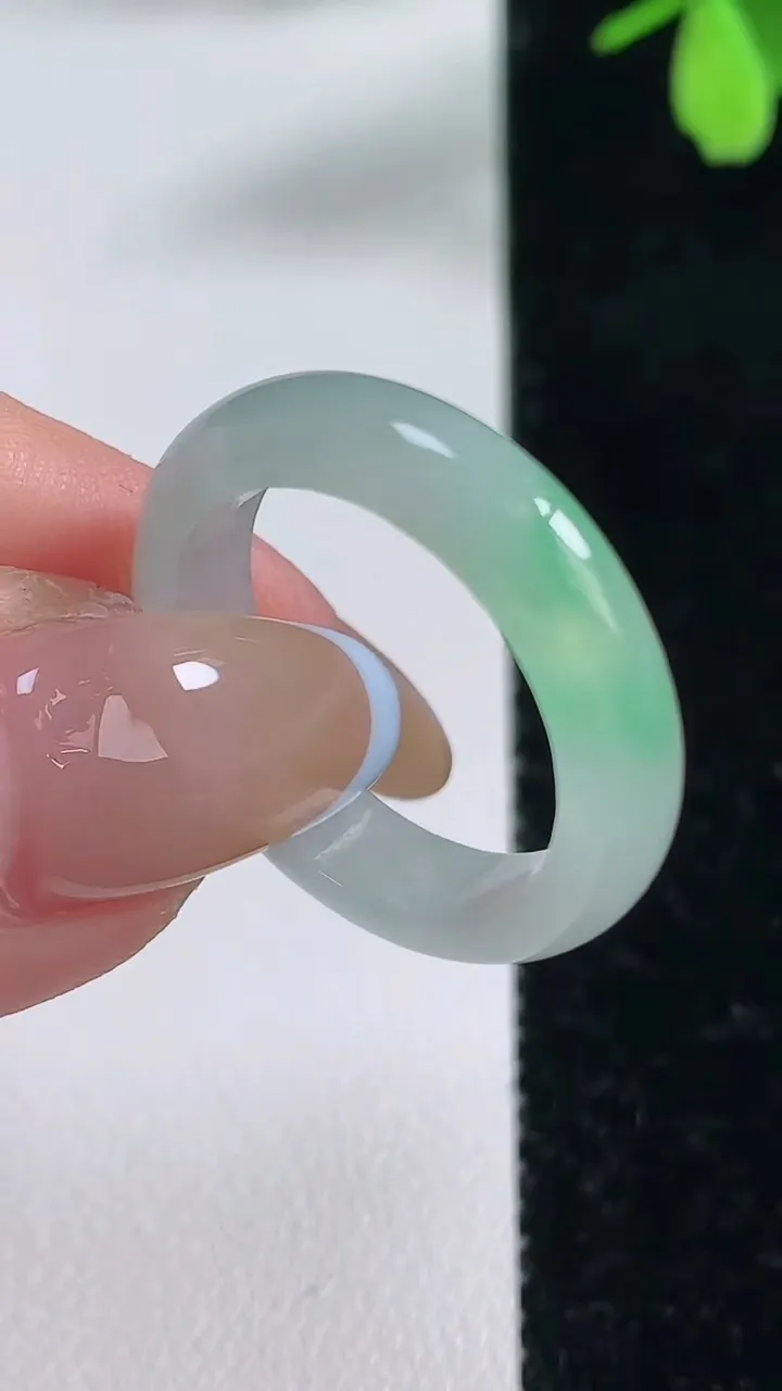 天然A货翡翠指环戒指，尺寸19.2-5.2-3.1，重量:3.65g2025年11月4日
工厂直销收藏佳品,种好水足，色泽均匀，有种有色，上手高大气！