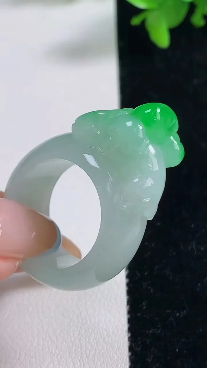 天然A货翡翠生肖猴指环 扳指，尺寸19.4-21.2-9.4-16.6，重量:15.46g2025年11月4日
工厂直销收藏佳品,种好水足，色泽均匀，有种有色，上手高大气！