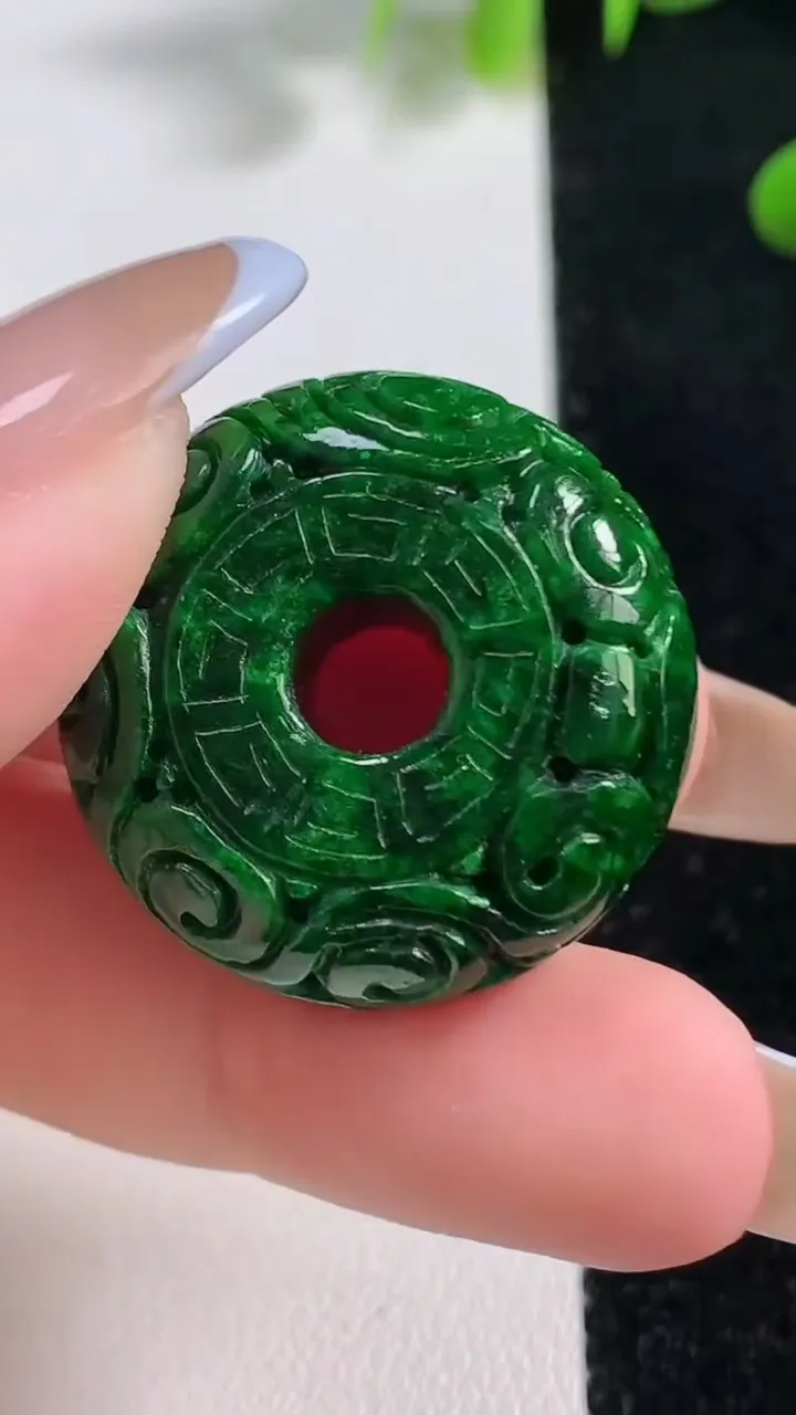 天然A货翡翠雕花路路通吊坠，尺寸27.1-11.9，重:17.59g
11月4日