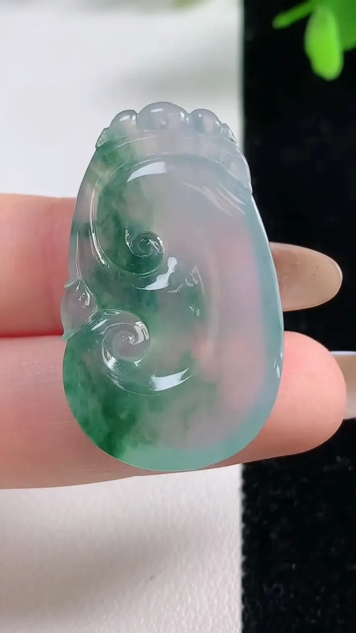 天然A货翡翠种飘花如意吊坠，尺寸36.8-21.3-5.2，重量:8.17g
11月4日