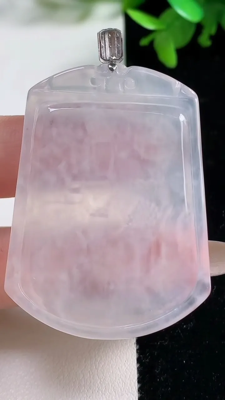 天然A货翡翠种白冰山水牌吊坠，尺寸51-39-3.9，重量:19.52g
11月4日