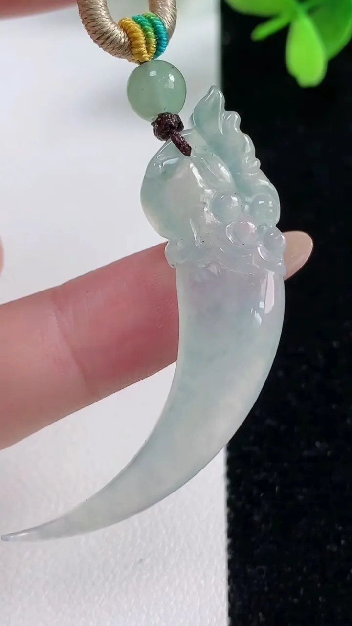 天然A货翡翠龙牙吊坠，尺寸46-12.2-5.1，重量:9.02g
11月4日