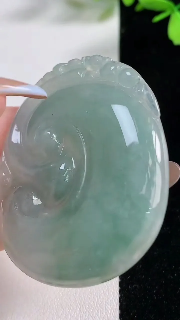 天然A货翡翠如意吊坠，尺寸53.2-40.7-5.4，重:21.56g
11月4日