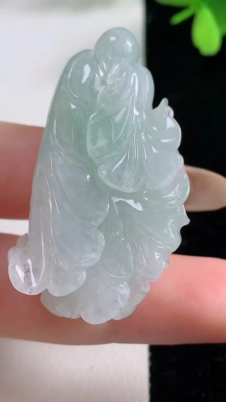 天然A货翡翠白菜吊坠，尺寸46.3-19.8-13，重量:20.59g
11月4日