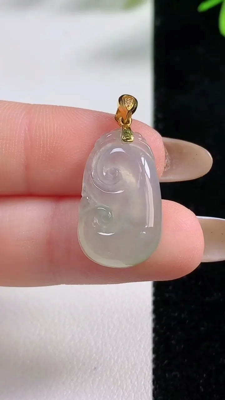 天然A货翡翠如意吊坠，尺寸22-13.3-4.5，重:2.53g
11月4日