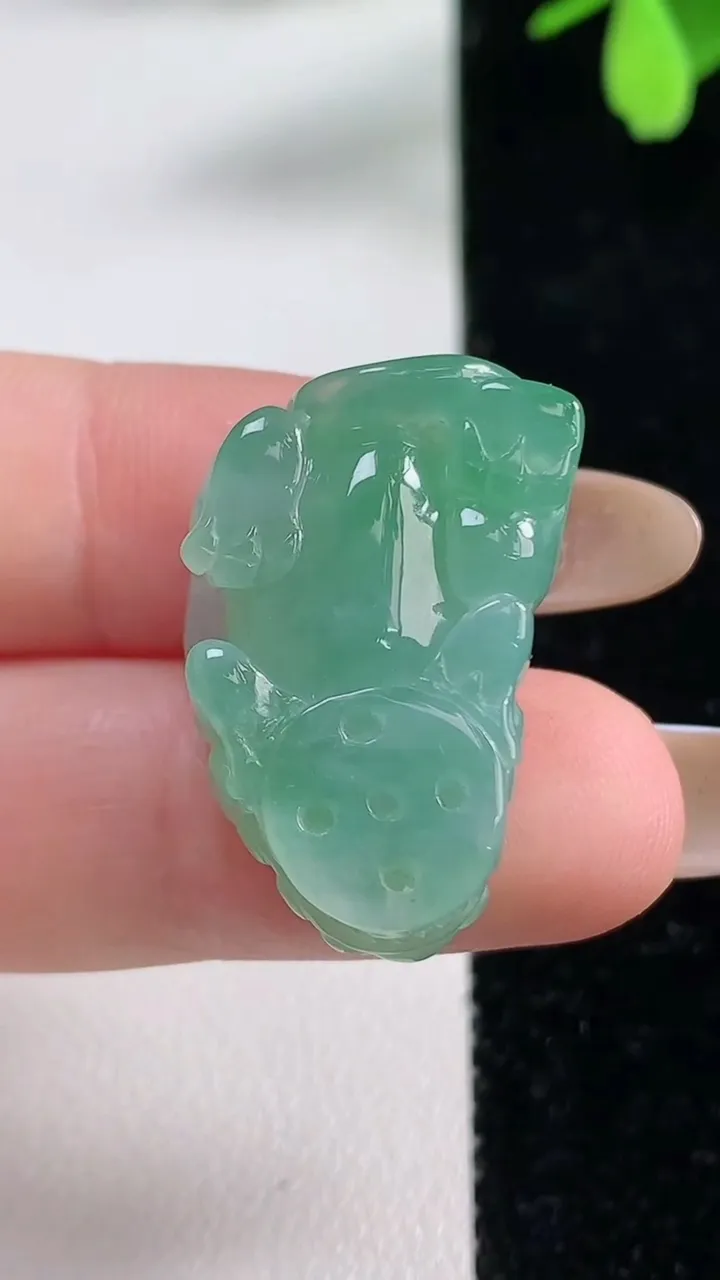 天然A货翡翠貔貅吊坠，尺寸26.2-16.5-9.7，重量:9.51g
11月4日