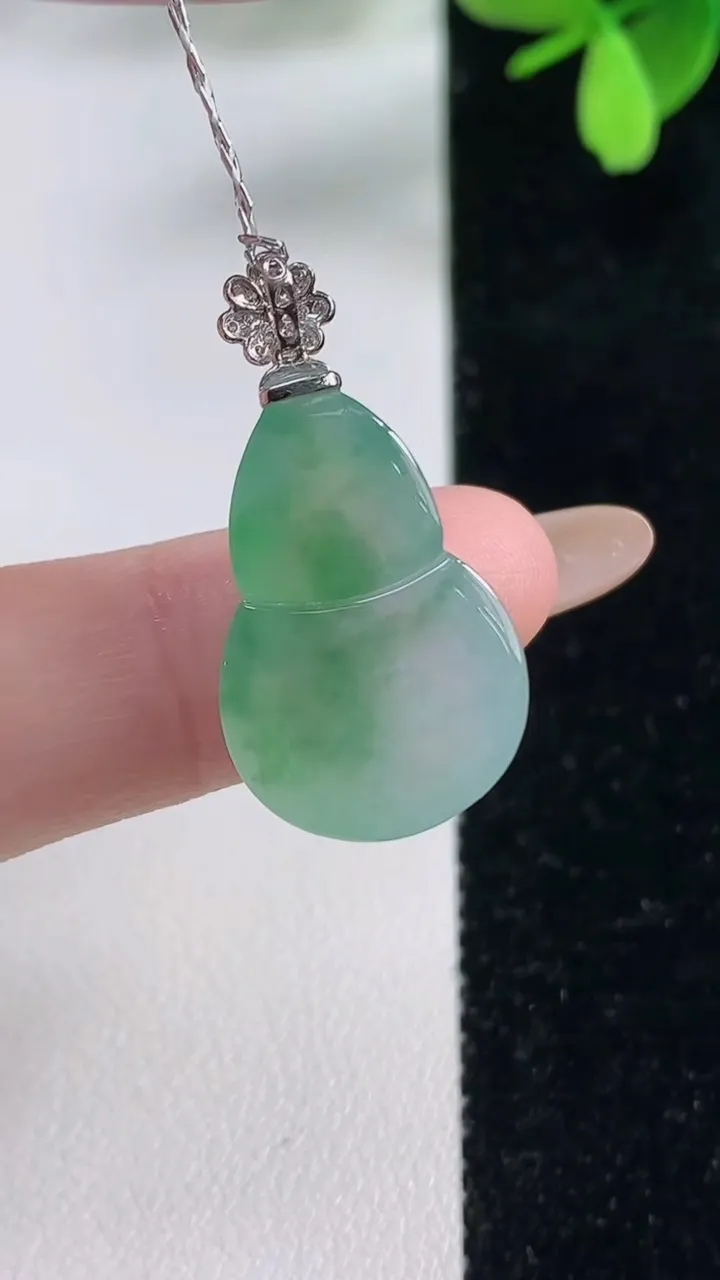 天然A货翡翠葫芦吊坠，尺寸22.3-14.7-6.1，重量:3.78g
11月4日