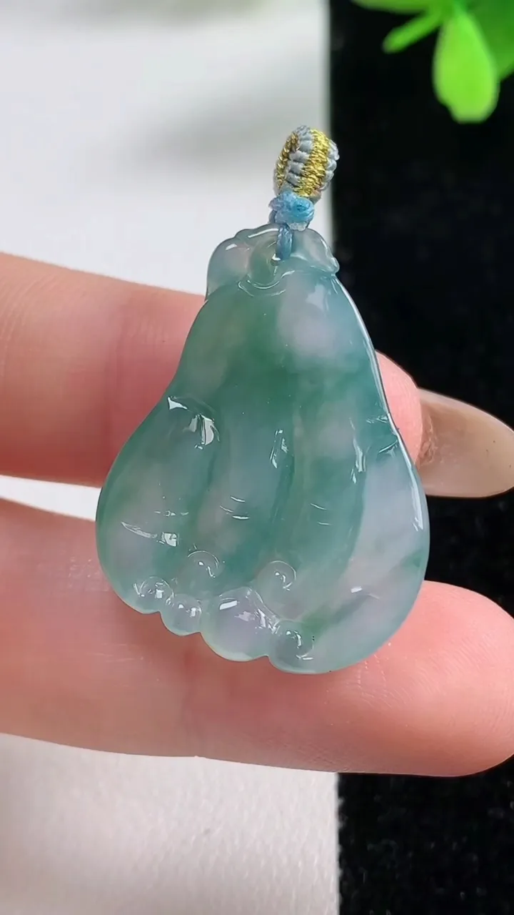 天然A货翡翠冰种飘花佛手瓜吊坠，尺寸29.5-22.5-6.4，重量:6.20g
11月4日