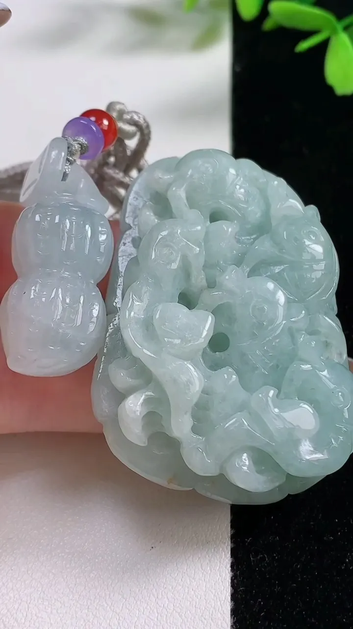 天然A货翡翠年年有余吊坠一对，尺寸52.2-37.5-13.2，重:9.63g
11月4日