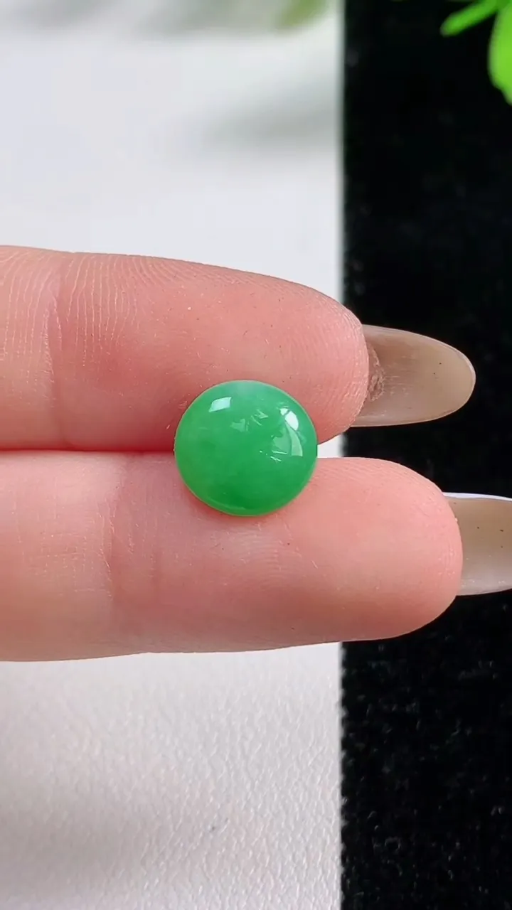 天然A货翡翠蛋面镶嵌件，尺寸10-9.6-3.7，重:0.64g
11月4日