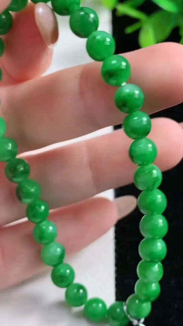 天然A货翡翠圆珠手串，尺寸5.8-31颗，重量:11.49g11月4日
工厂直销收藏佳品,种好水足，色泽均匀，有种有色，上手高大气！