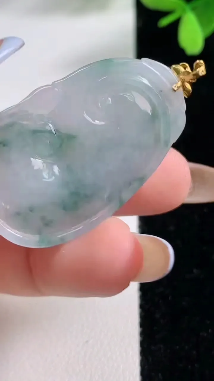 天然A货翡翠种飘花如意吊坠，尺寸38-24-5.7，重量:9.64g
11月4日