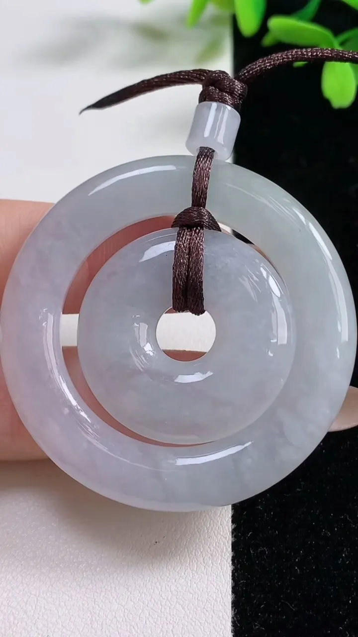 天然A货翡翠白冰母子平安扣吊坠，尺寸48.8-5.8，重:35.96g
11月4日