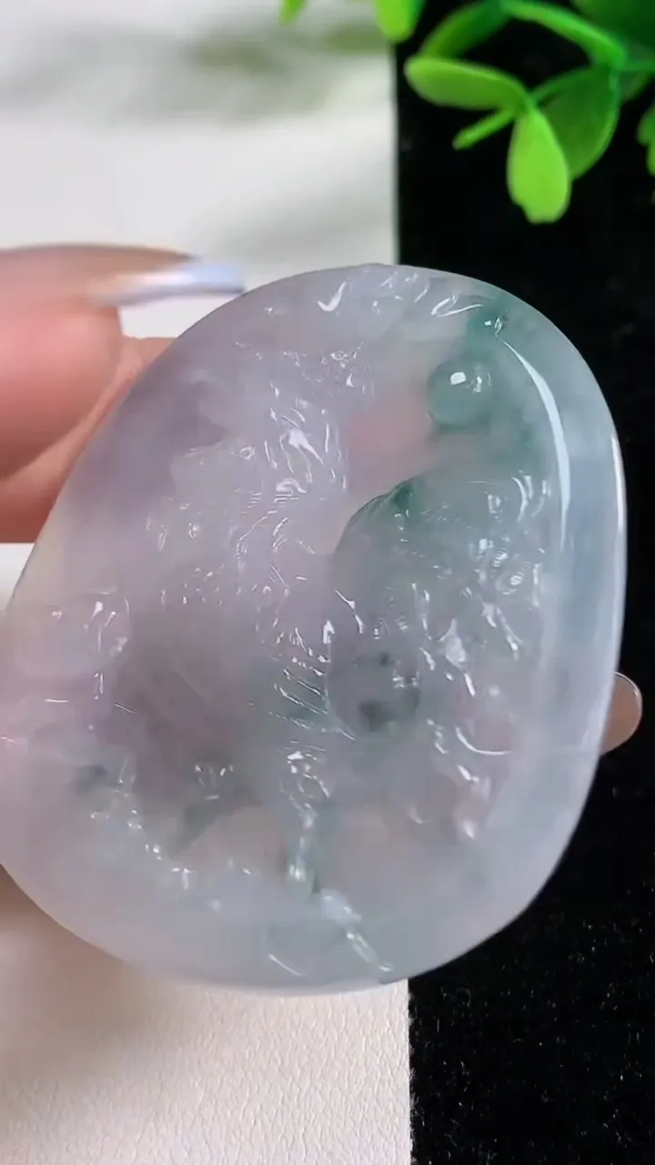 天然A货翡翠冰种飘花生肖鸡吊坠，尺寸53.3-46.7-5.5，重量:26.22g
11月4日