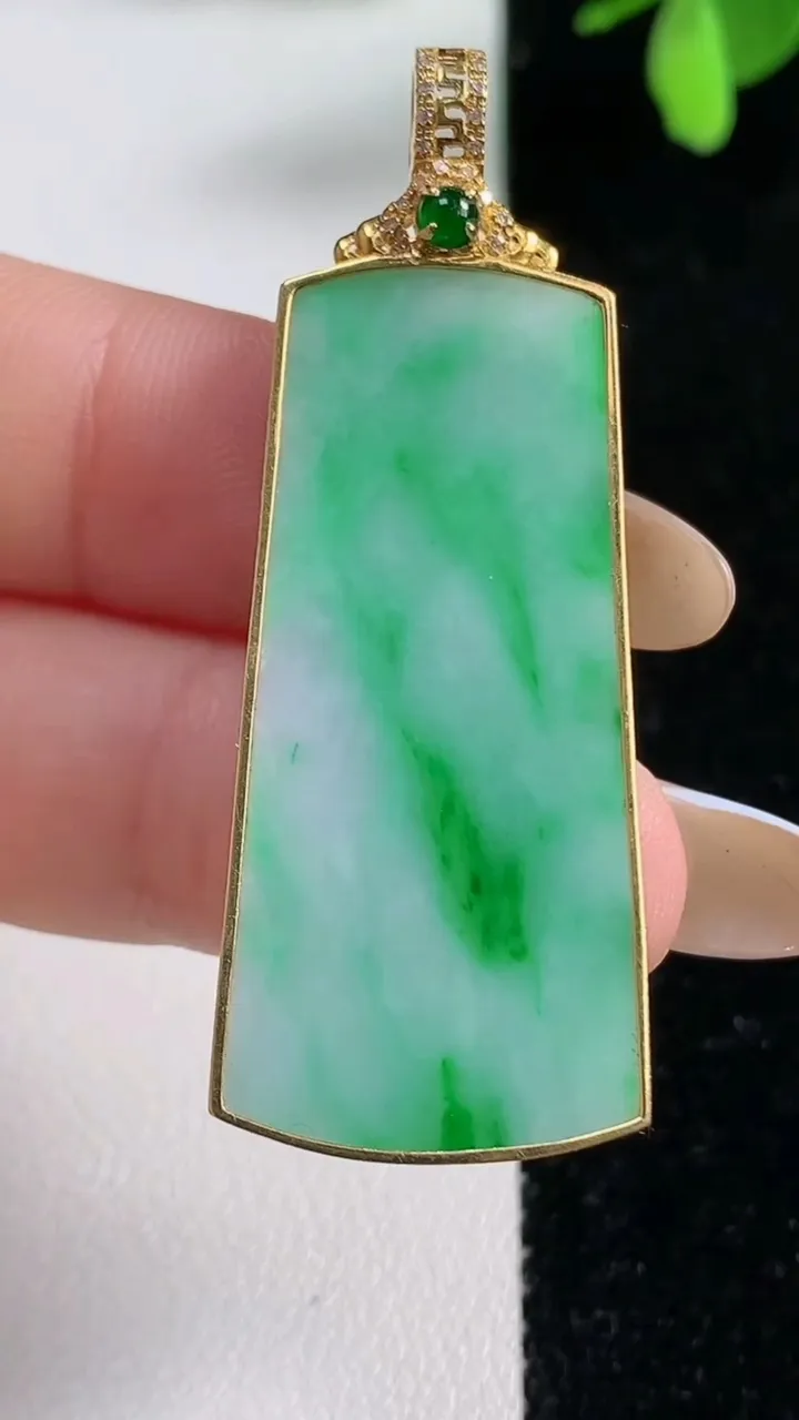 天然A货翡翠无事牌吊坠，尺寸39.6-18.6-3.5，重量:7.30g
11月4日
