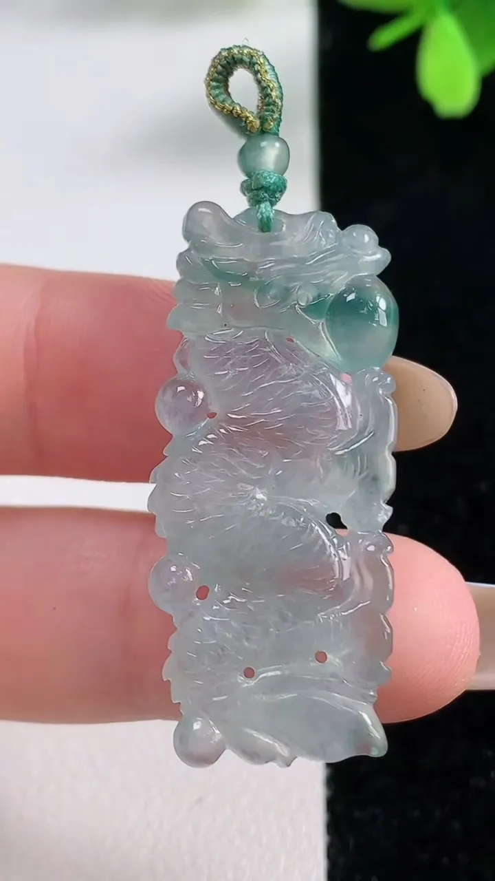 天然A货翡翠冰种飘花龙牌吊坠，尺寸37.7-14.8-4，重量:6.36g
11月4日