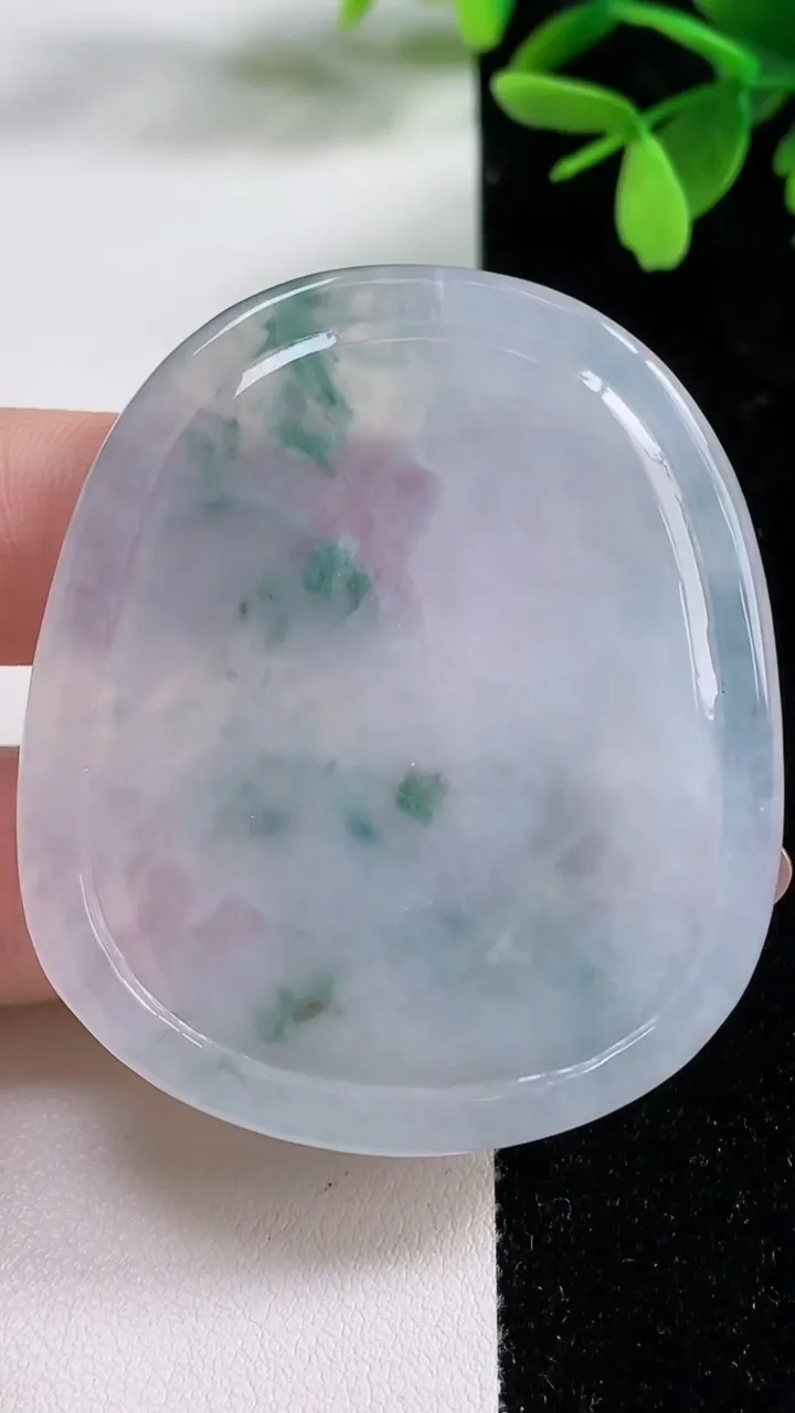 天然A货翡翠冰种飘花生肖鸡吊坠，尺寸53.3-46.7-5.5，重量:26.22g
11月4日